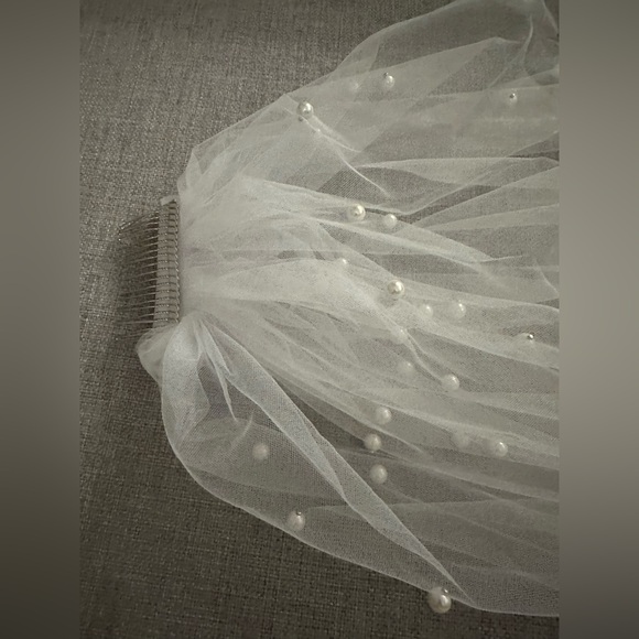 Elegant Ivory Wedding Veil with Pearl Accents - Picture 2 of 2